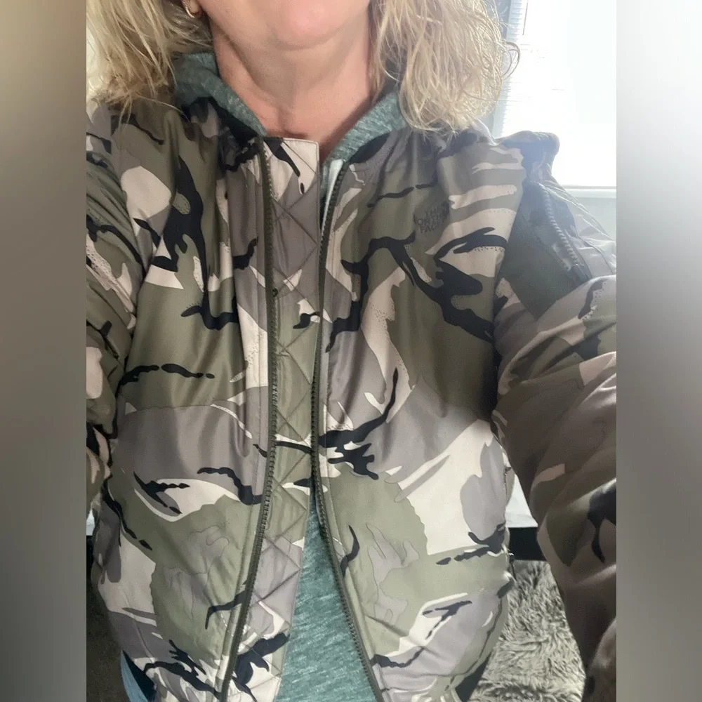 The North Face Woman's Barstol Bomber Jacket Full Zip Quilted Camo Size L  cute! - Picture 13 of 14